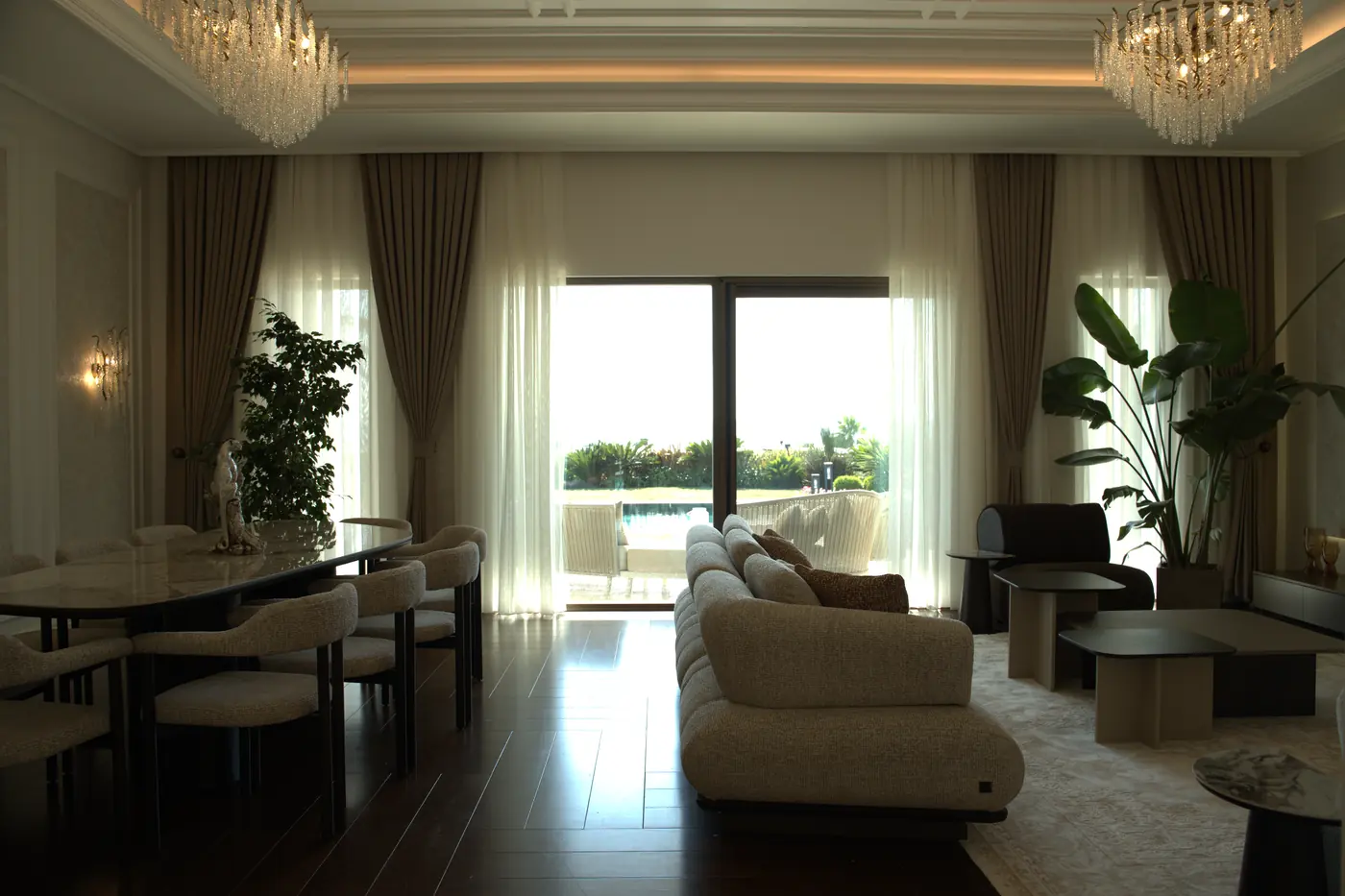 RAVA Interiors tarafından tasarlanmış zarif salon